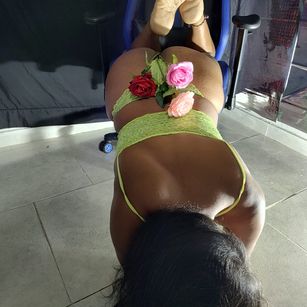 Model - kristalLawren01 feet