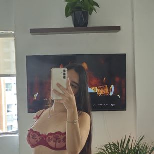 Model - IrinaHadid149 squirt