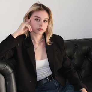 Model - EmelyHoward striptease