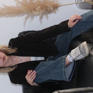 Model - EmelyHoward kiss