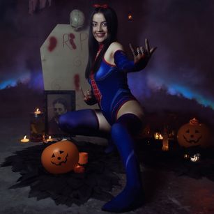 Model - Alli Cooper latina