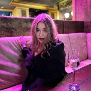 Model - Ninakiss lips