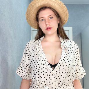 Model - Mari Pleasure legs