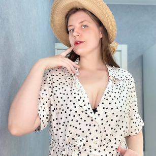 Model - Mari Pleasure lips