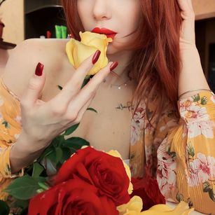 Model - RebeccaGloss squirt