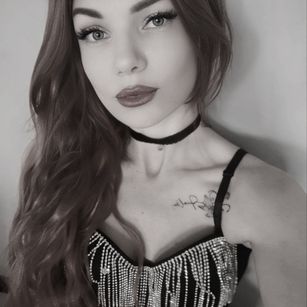 Model - RebeccaGloss redhead