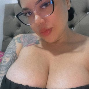 Model - dreabusty latin