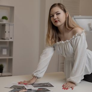 Model - MillieFlower blonde