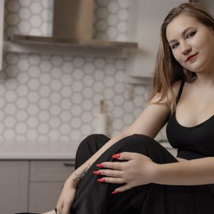 Model - MillieFlower blonde