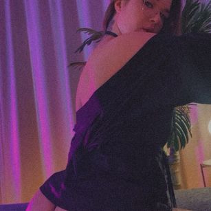 Model - AmourAmi__ stockings