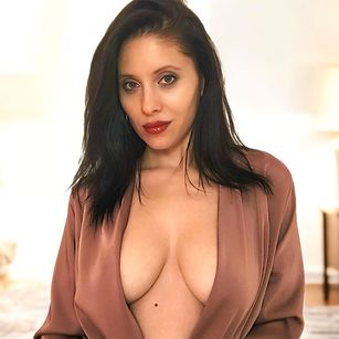 Model - Entitled Bitch masturbation