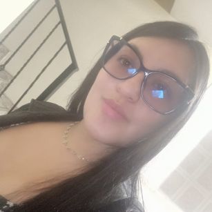 Model - Nathalia pies