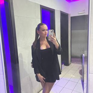 Model - Kristina bigass