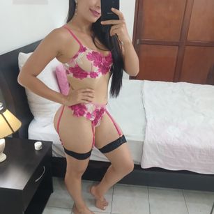 Model - HaleySmithh oil