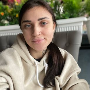 Model - AlexLiz brunette