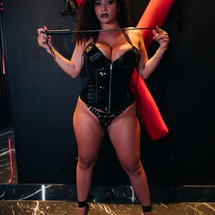 Model - Queen Mellzn hotwife