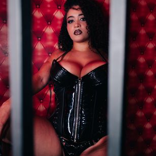 Model - Queen Mellzn femdom