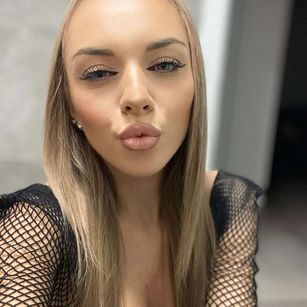 Model - Selena Falls feet