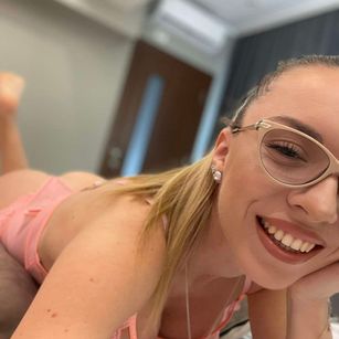 Model - Selena Falls pussy