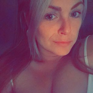 Model - LouiseLovesFun BigBum