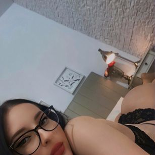 Model - Lana Mayer glasses