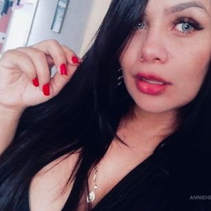 Model - Annie Coopher feetjob