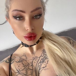 Model - DeeWhite joi