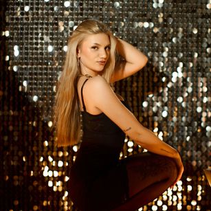 Model - SelenaBonk dance