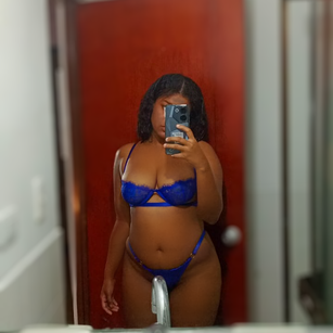 Model - sarah kingstone curvy