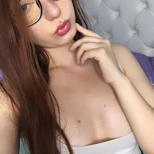 Model - Abril Smith girl