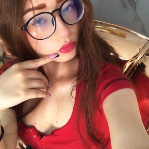 Model - Abril Smith cute