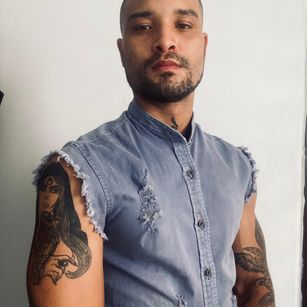 Model - Adrianno Paussen striptease