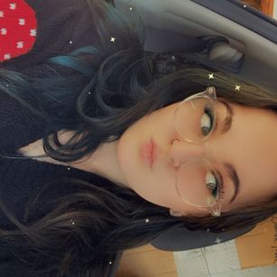 Model - Violet Syns pale