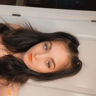 Model - Violet Syns skinny