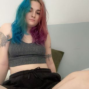 Model - Violet Syns pale