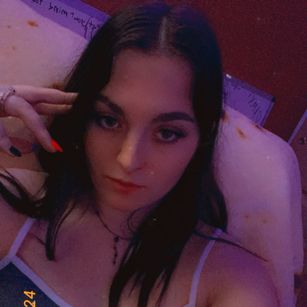 Model - Violet Syns brunette