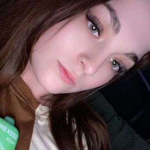 Model - Violet Syns brunette