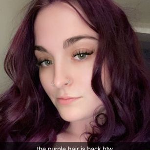 Model - Violet Syns pale