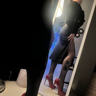 Model - BloomPeters feet