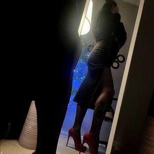 Model - BloomPeters bigass