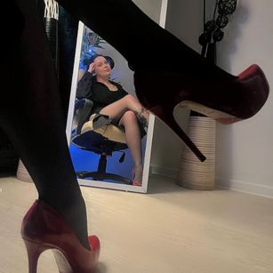 Model - BloomPeters brunette