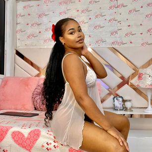 Model - Emily Hillsong latina