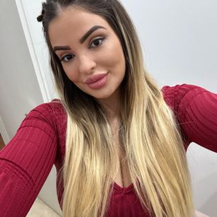 Model - Sophia Desiree biglips