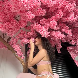 Model - Roseline Dior pussy