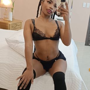 Model - Tanysha_888 feet