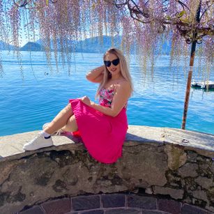 Model - LEXY brunette