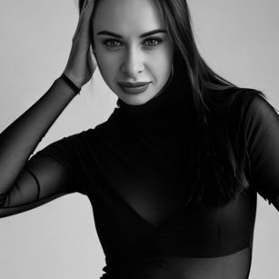 Model - Zoi Lavino bigmouth