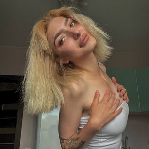 Model - Chloe bigtits