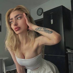 Model - Chloe shaved