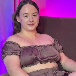 Model - Lara bigtits